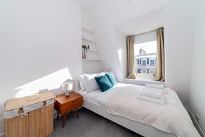Basic Apartment | 3 bedrooms, iron/ironing board, bed sheets - Bright and Spacious Earls Court Gem (London)