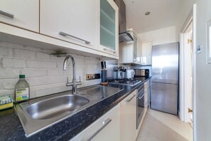 Private kitchen - Bright and Spacious Earls Court Gem (London)