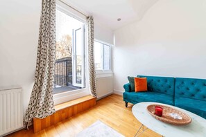 Living area - Bright and Spacious Earls Court Gem (London)