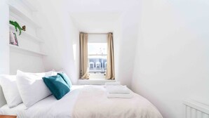 3 habitaciones, tabla de planchar con plancha y ropa de cama 