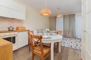 In-room dining - Beige Studio for 4 in Gdynia by Renters (Gdynia)