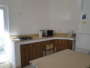 Cafeteira/chaleira, geladeira, micro-ondas, fogão
