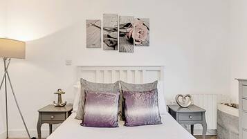 Basic Apartment | 2 bedrooms, iron/ironing board, bed sheets