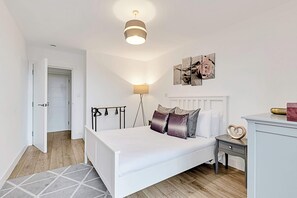 เบสิกอพาร์ทเมนท์ | 2 ห้องนอน, เตารีด/โต๊ะรีดผ้า, ผ้าปู�ที่นอน