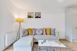 เบสิกอพาร์ทเมนท์ | บริเวณนั่งเล่น | ทีวี