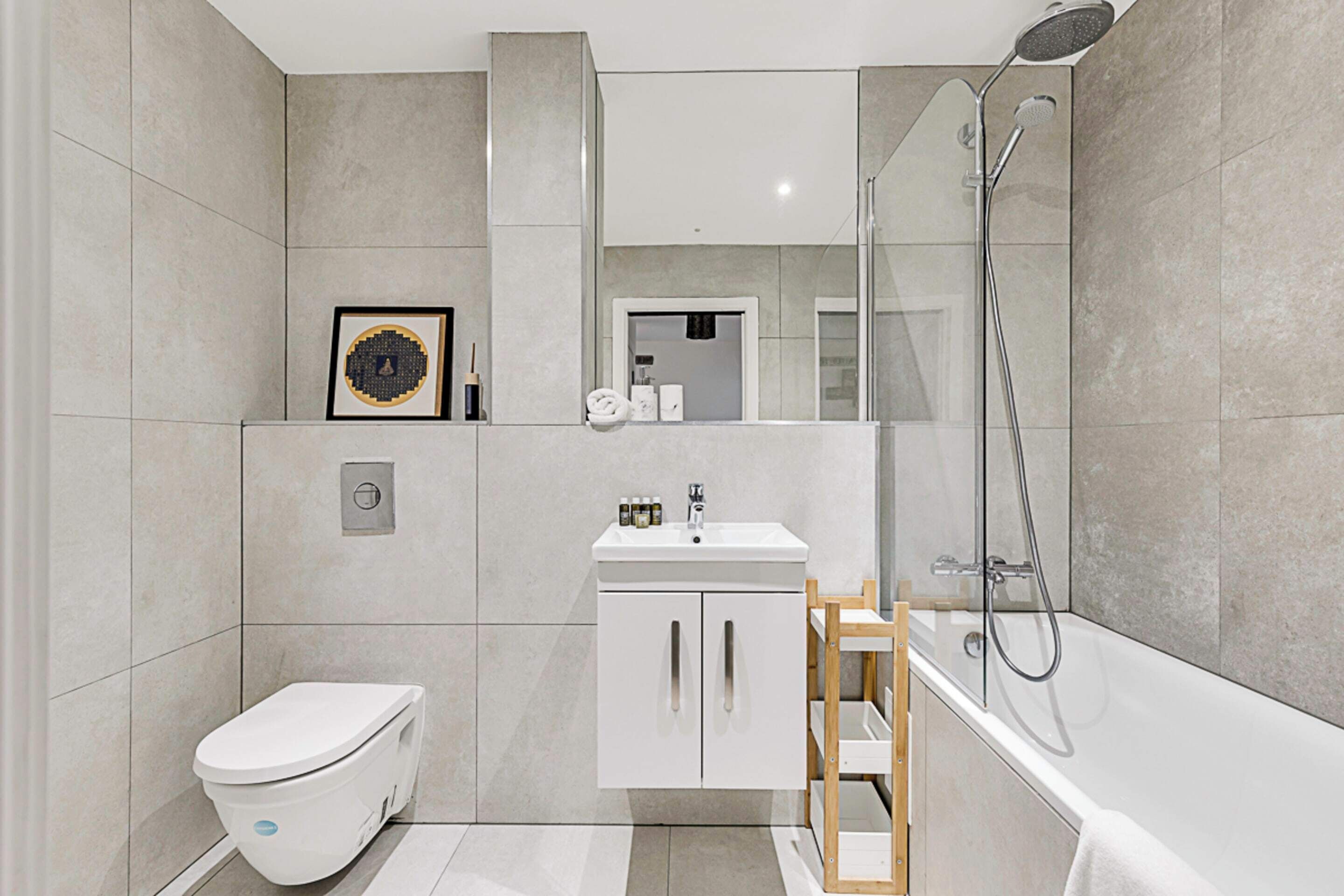 Basic Apartment | Bathroom | Bathtub, hair dryer, towels, soap