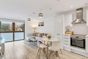 Apartamento básico | Cozinha privada | Geladeira, micro-ondas, fogão, cooktop