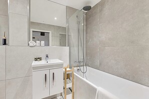 Bathroom - Newly Furnished and Bright Home (Bushey)