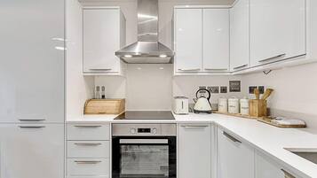 Basic Apartment | Private kitchen | Fridge, microwave, oven, stovetop