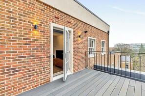 Basic Apartment | Exterior - Sunny 2-bed Flat in Chiswick (London)