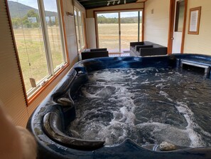 Interior - Manyat Peak cottages, Kestrel adults only spa retreat (Porongurup)