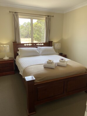 3 bedrooms, iron/ironing board, bed sheets - Manyat Peak cottages, Kestrel adults only spa retreat (Porongurup)