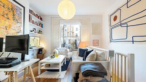 Basic Apartment | Living area - Colourful and Cosy Home in De Beauvoir Town (London)