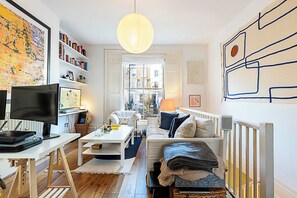 Apartamento básico | Área de estar | TV