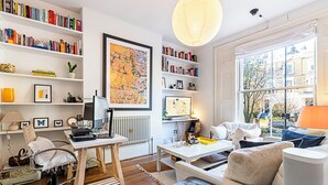 Basic Apartment | Interior - Colourful and Cosy Home in De Beauvoir Town (London)
