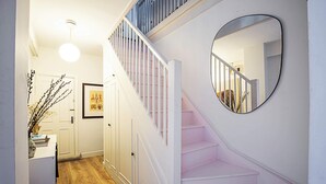 Basic Apartment | Interior - Colourful and Cosy Home in De Beauvoir Town (London)