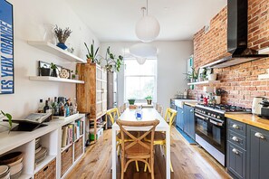 Basic Apartment | Private kitchen | Fridge, oven, stovetop, dishwasher - Colourful and Cosy Home in De Beauvoir Town (London)