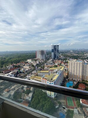 Escritorio, espacio para trabajar con laptop y wifi gratis