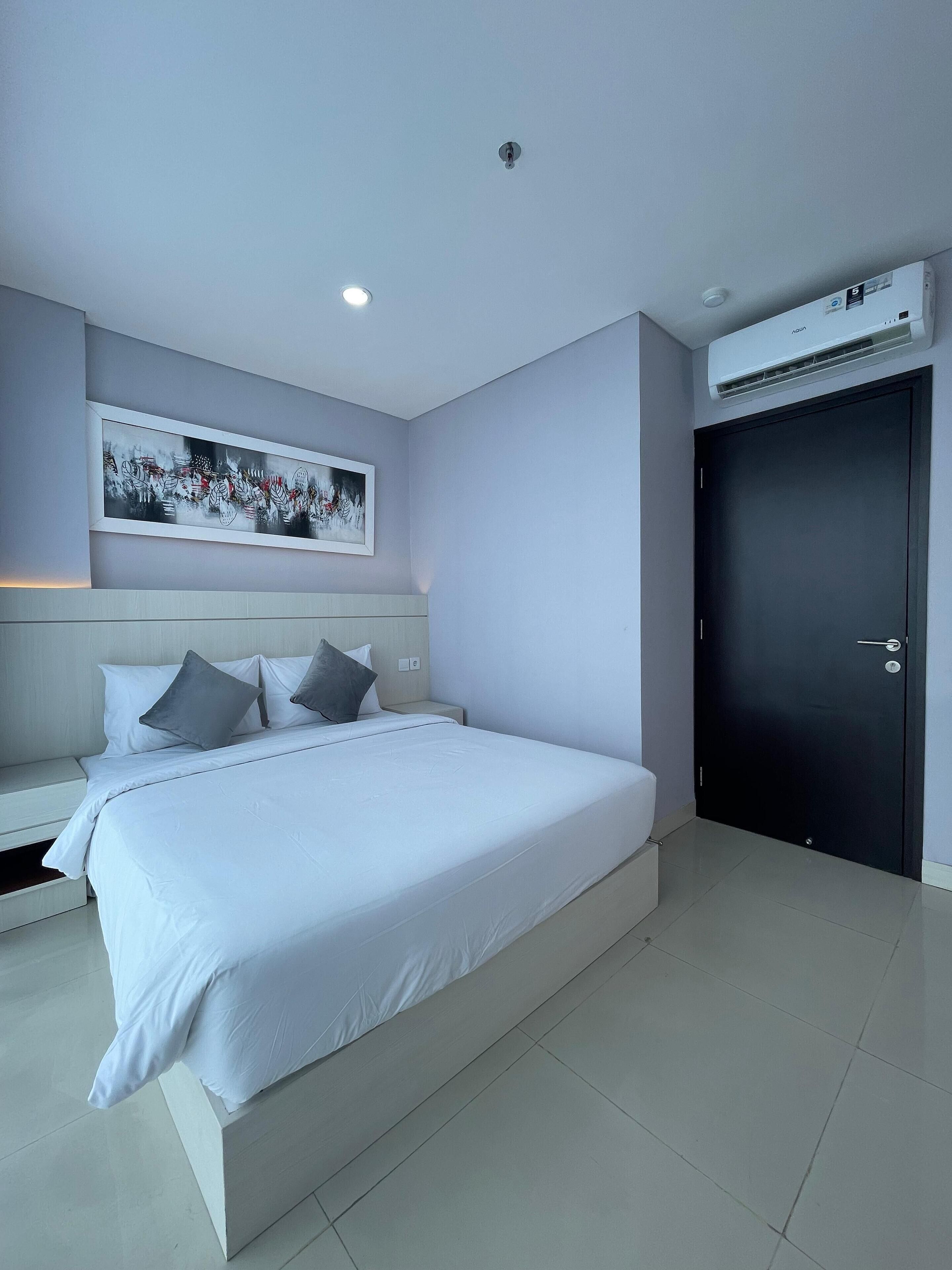 Desk, laptop workspace, free WiFi, wheelchair access