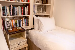 Basic House | 2 bedrooms, iron/ironing board, bed sheets - Character Cottage In Historic Hampstead (London)