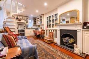 Basic House | Interior - Character Cottage In Historic Hampstead (London)