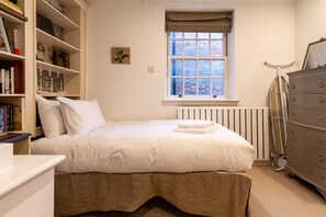 Casa básica | 2 habitaciones, tabla de planchar con plancha y ropa de cama 