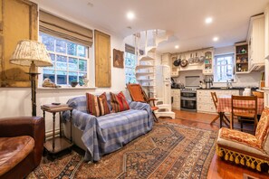 Basic House | Interior - Character Cottage In Historic Hampstead (London)