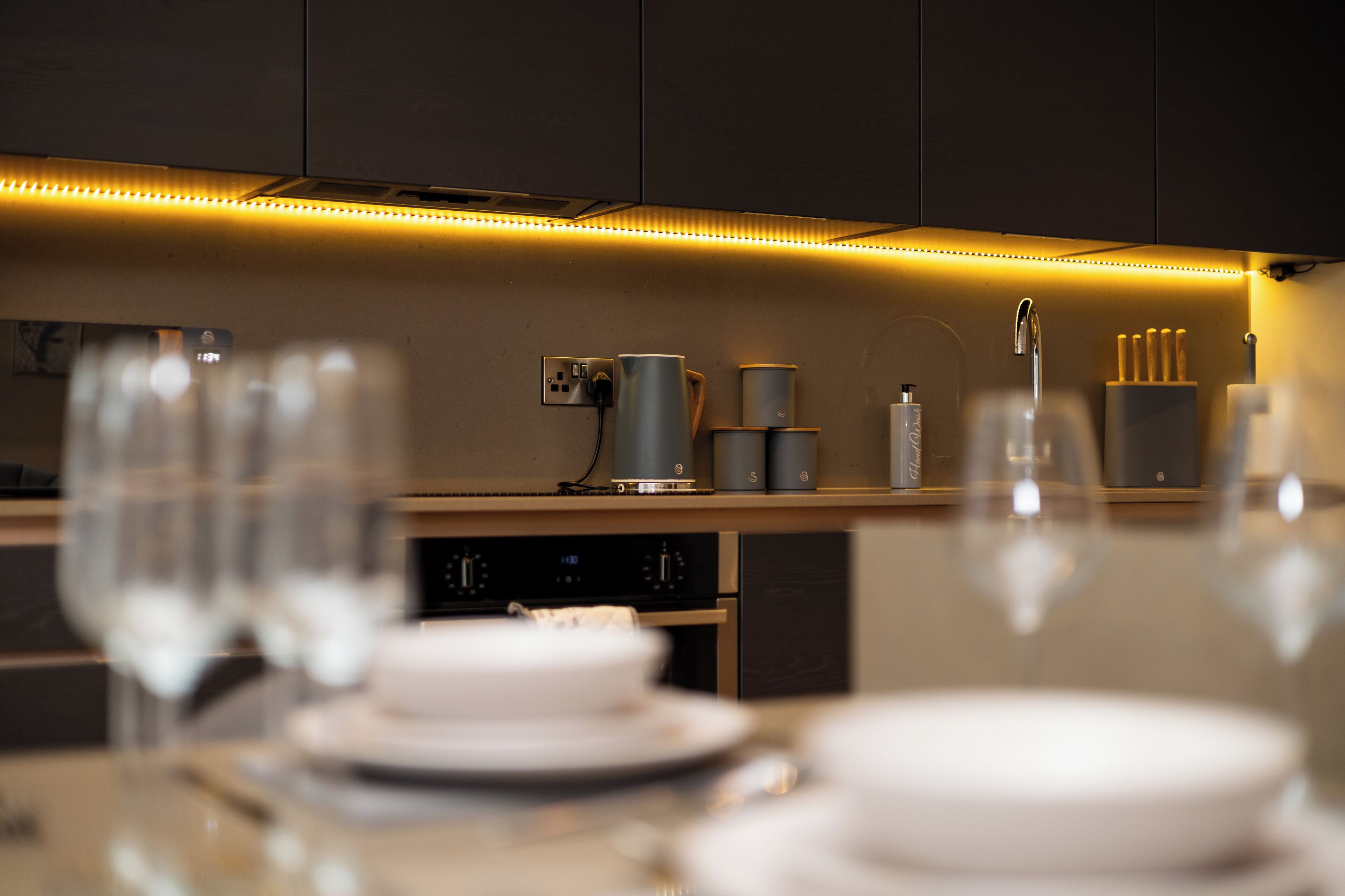 Kjøleskap, mikrobølgeovn, ovn og oppvaskmaskin