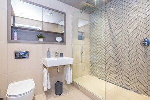 Shower, hair dryer, towels, soap - 20 Kings Hudson Quarter - Free Parking - Central (York)