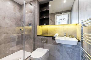 Appartement | Salle de bain | Serviettes fournies, savon, shampoing, papier toilette