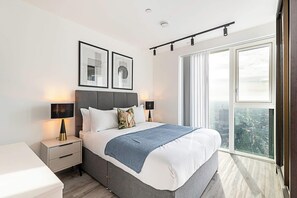 Basic Apartment | 2 bedrooms, iron/ironing board, bed sheets - Modern North Acton Flat With City View (London)