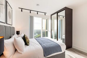 Basic Apartment - Modern North Acton Flat With City View (London)