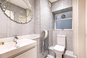 Apartment | Bathroom - Beautiful Two Bedroom Abode in Notting Hill (London)