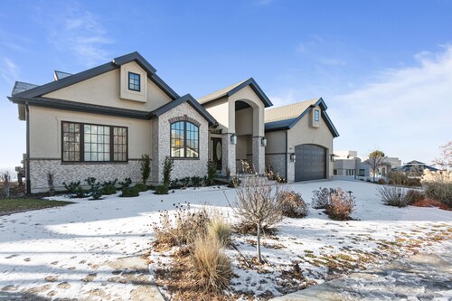 Unforgettable views, deck, BBQ, sleeps 13, 4br4ba