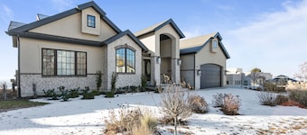 Unforgettable views, deck, BBQ, sleeps 13, 4br4ba