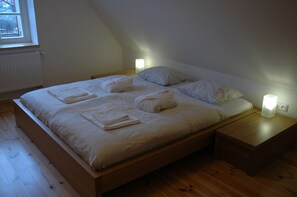 3 bedrooms, iron/ironing board, WiFi, bed sheets