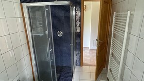 Douche, articles de toilette gratuits, sèche-cheveux, chaussons