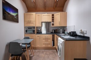 Frigorifero, microonde, forno, piano cottura