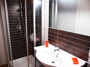Shower, rainfall showerhead, hair dryer, bidet - CasEpicarmo Guest House (Augusta)