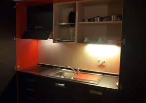 Minikjøleskap, kokeplater, miniovn og kjøkkenutstyr