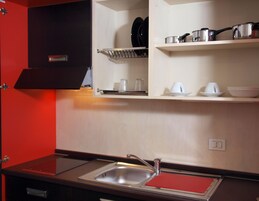 Frigorífico pequeño, placa de cocina, minihorno y utensilios de cocina