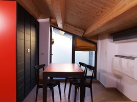 Habitación triple | Caja fuerte, escritorio, espacio para trabajar con un portátil