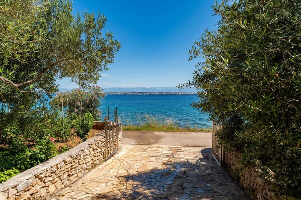 Property grounds - Apartment by the sea and with beautiful view, 2 bedrooms, 4 persons (Kali)