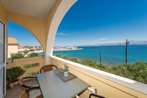 Outdoor dining - Apartment by the sea and with beautiful view, 2 bedrooms, 4 persons (Kali)