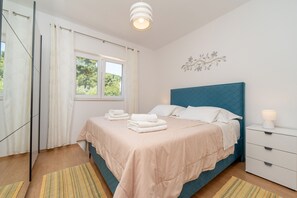 2 bedrooms, internet, bed sheets