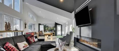 Televisie en een open haard