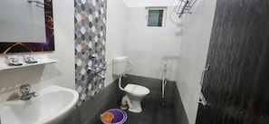Free toiletries, slippers - Shamuka Hotel (Puri)
