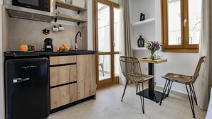 Kaffetrakter/tekoker, kjøleskap, mikrobølgeovn og kokeplater