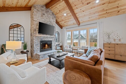 Luxury Family Retreat - Game Room, Chef’s Kitchen, Walk to Shops & Shoreline 🏖️