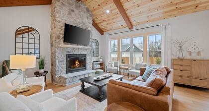 Luxury Family Retreat - Game Room, Chef’s Kitchen, Walk to Shops & Shoreline 🏖️